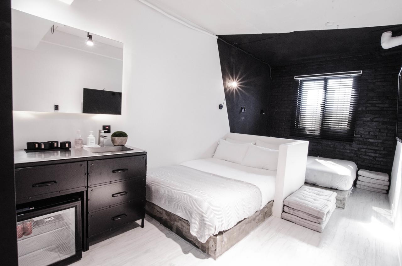 เอ็มมิโอ 2 ดีไซน์ เรสซิเดนซ์ มย็องดง Hostel โซล ภายนอก รูปภาพ