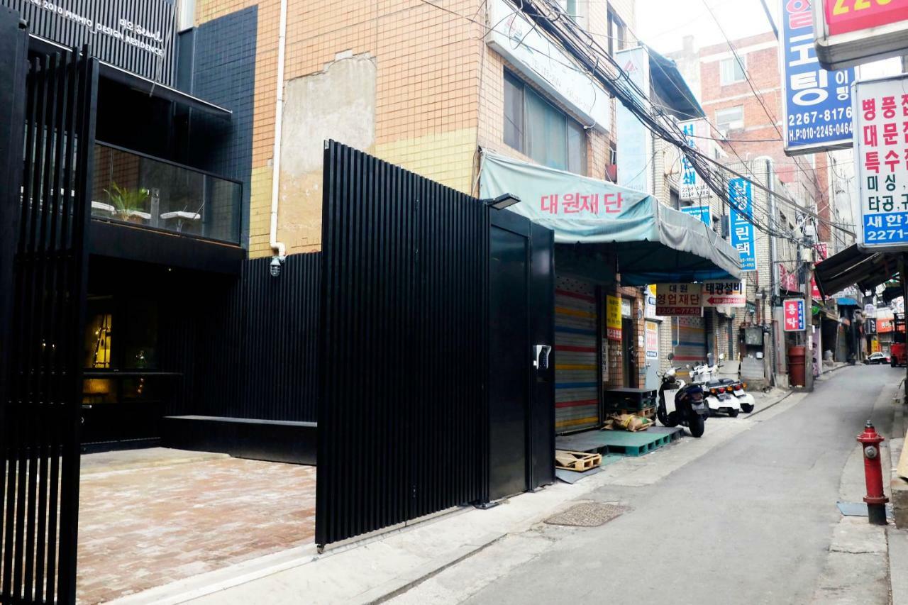 เอ็มมิโอ 2 ดีไซน์ เรสซิเดนซ์ มย็องดง Hostel โซล ภายนอก รูปภาพ